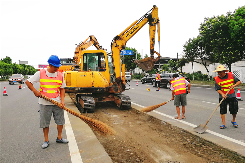 2017年8月15日 旌馳交投公司圓滿完成S106成德大道路口至天元鎮(zhèn)五廟村路口維修任務(wù)1_副本